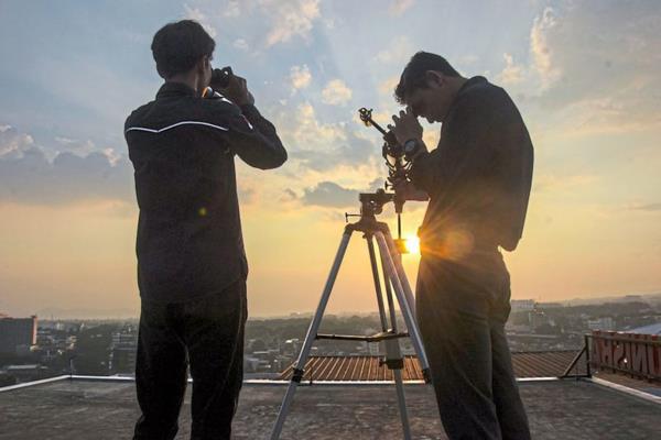 Today, amateur astronomers' work is getting so sophisticated, many in the field have a hard time calling them amateurs. Photo: dpa/Zuma Press Wire/Dimas Rachmatsyah