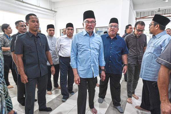 Anwar arriving to pay his respects at the Putra Heights Mosque in Subang Jaya. — Bernama