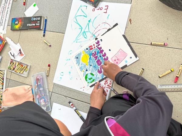 A student from SK Gangsa designing a poster to highlight the im<em></em>portance of saving electricity.