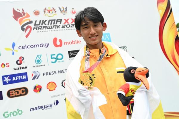 Perak’s Mitsuki Leong Wei Kang posing with his gold medal after beating compatriot Daniel Prickett in the tennis boys’ individual final match during the Malaysia Games (Sukma) at SLTA Tennis Court in Kuching, Sarawak. — IZZRAFIQ ALIAS/The Star