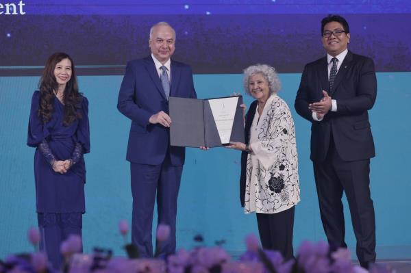 Sultan of Perak Sultan Nazrin Shah presenting the 2024 Merdeka Award in the Education and Community category to Datuk Dr Faridah Merican. Photo: Bernama 