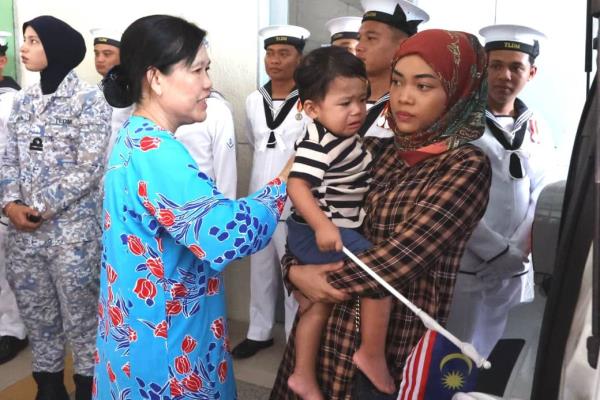 Norazliana Bakri (right) waiting to claim her husband, Leading Seaman 1 Arman San Hermansa's remains at Hospital Sultan Ismail in Johor Baru on Aug 29.