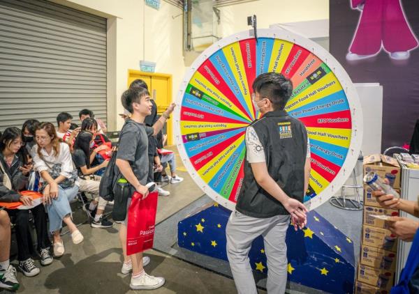Participate in the Spin and Win co<em></em>ntest during the fair to win amazing prizes including smartphones, notebooks and course rebate vouchers.