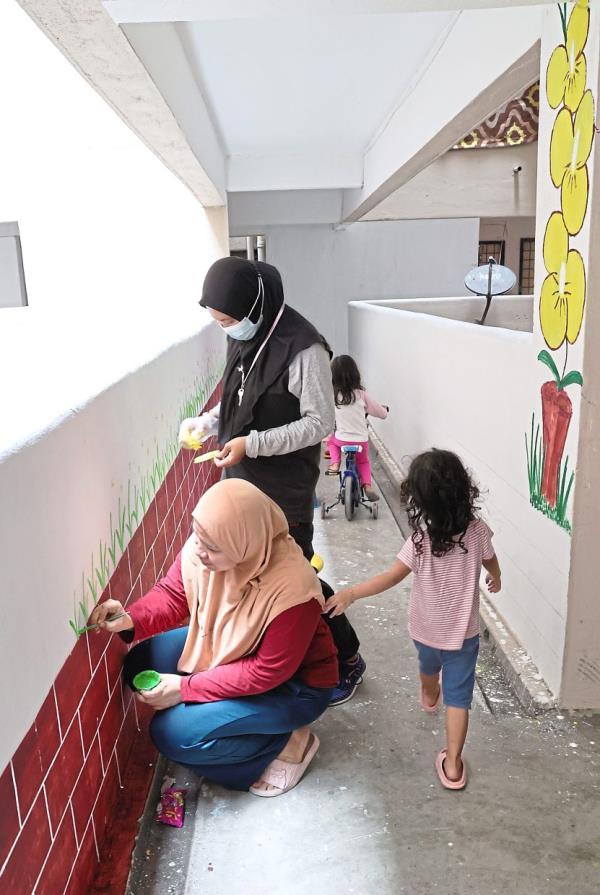 Through Projek Keceriaan, residents at PPR Hicom build camaraderie and learn to work together to beautify their surroundings.