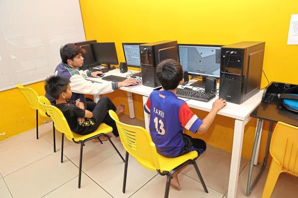 The 'Homework Club' at PPR Hicom is a facility for the residents' children to learn how to study better and score in their exams, do their homework, and more.