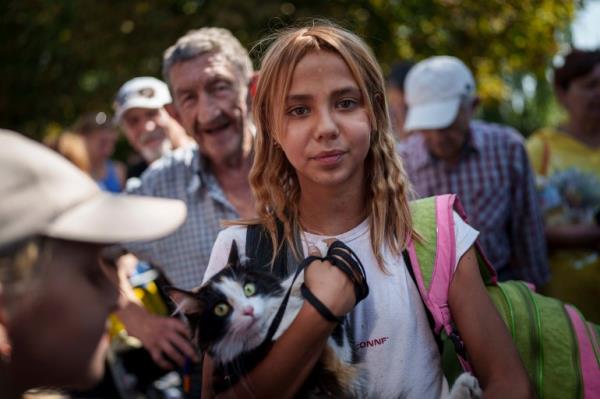 A young woman stays in line for evacuation train in Pokrovsk, Do<em></em>netsk region, Ukraine, Monday, August 19, 2024. Due to the advance of Russian troops, the war affects more and more new settlements to the west of the Do<em></em>netsk region. Intensive shelling forced people to leave homes. (AP Photo/Evgeniy Maloletka)