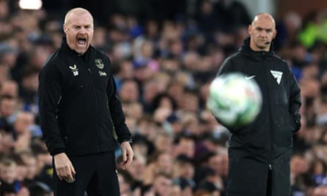Sean Dyche shouts on the touchline.