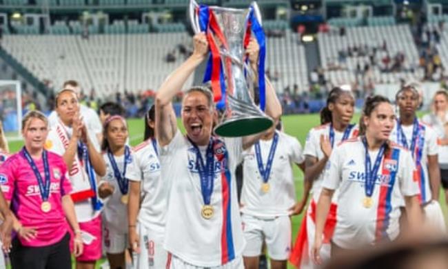 Sara Bj?rk Gunnarsdóttir celebrates after winning the Champions League with Lyon in 2022.