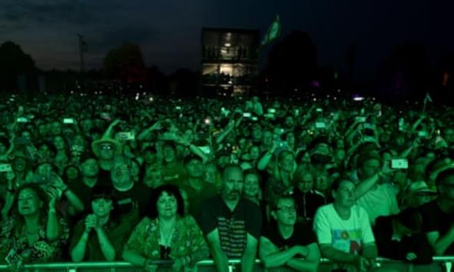 Crowd members holding up their pho<em></em>nes as they watch Duran Duran