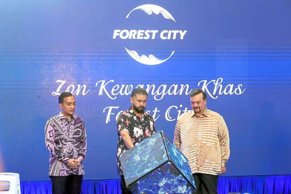 Strategic move: Johor Regent Tunku Ismail Sultan Ibrahim (centre) officiating the Forest City SFZ tax incentive announcement ceremony while Amir Hamzah (right) and Johor Mentri Besar Datuk Onn Hafiz Ghazi look on in Iskandar Puteri. — THOMAS YONG/The Star