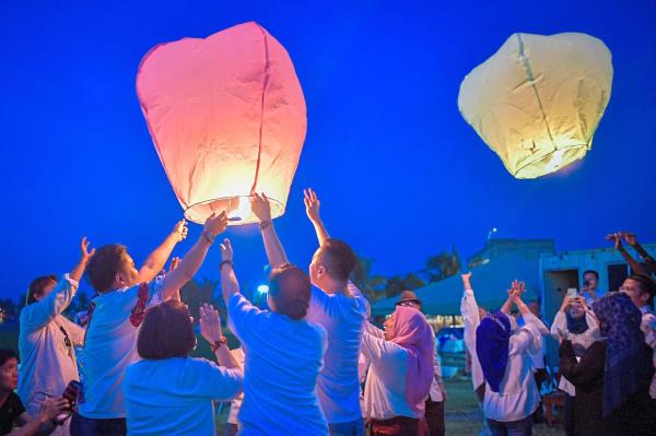 Dining at Private Ninja Kitchen includes a sky lantern release ceremony.