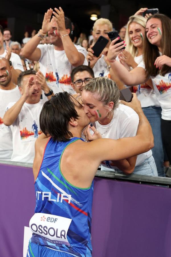 Ossola kisses Mandaradoni to the cheers of fans after she accepted his proposal.