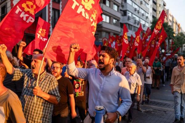 Members of the Communist Party of Turkey marched to Izmir Alsancak Port on Mo<em></em>nday in protest after the USS Wasp, an amphibious assault ship sent by the U.S. to protect Israel, docked there. The anti-war demo<em></em>nstrations were organized in solidarity with the people of Palestine and the Middle East.