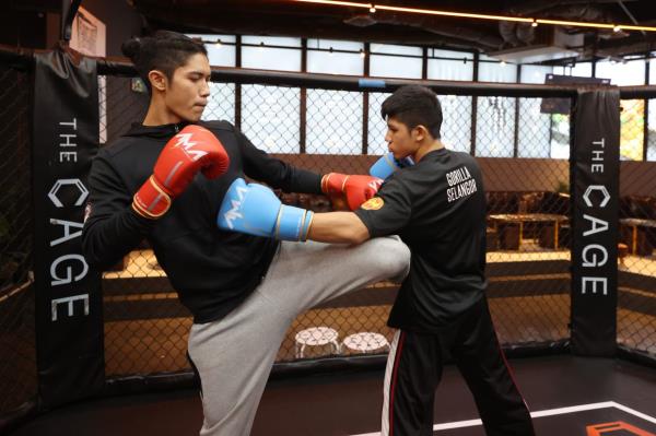 A'mmarul (left) and Arysh sparring before the event.