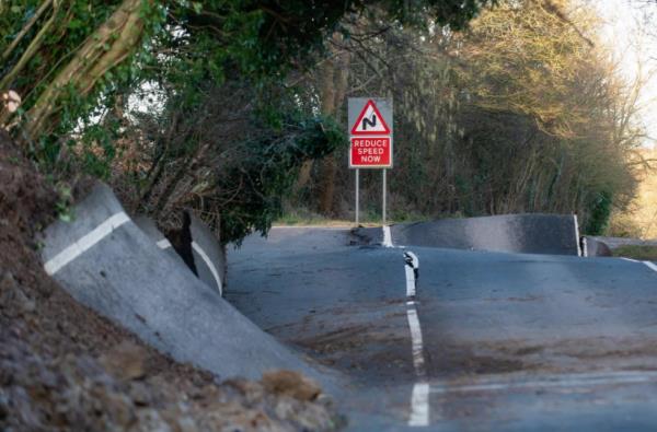威尔特郡：Lyneham Banks“灾难”道路的修复工作正在进行