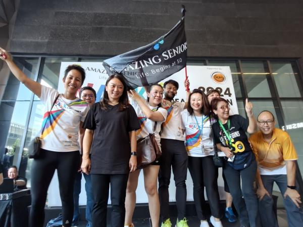 The Amazing Seniors team with Yeoh who flagged off the inaugural Walk-A-Breakfasthon. 