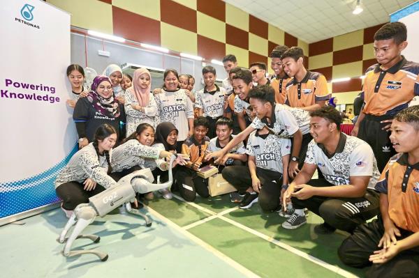 The students of the programme getting acquainted with the AI-powered Robodog. — Photos: FAIHAN GHANI/The Star