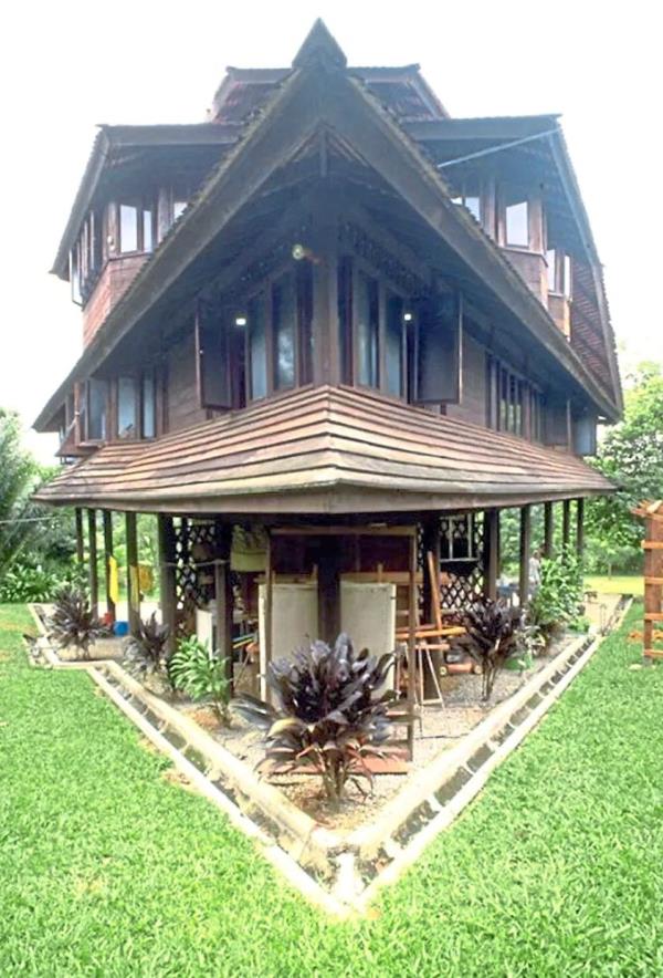 An external view of the Salinger Residence, a remarkable example of sustainable architecture that harmo<em></em>nises traditio<em></em>nal Malay co<em></em>nstruction techniques with modern design principles.
