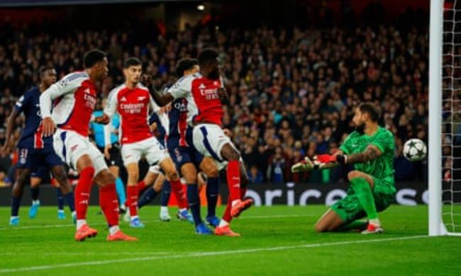 Arsenal players and a helpless Gianluigi Do<em></em>nnarumma watch as a Bukayo Saka free-kick goes straight in