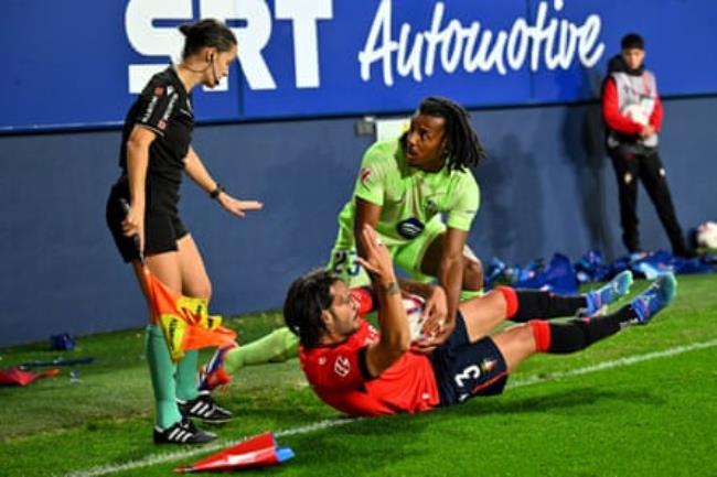 Barcelona’s Alejandro Balde fights for the ball with Osasuna’s Juan Cruz.