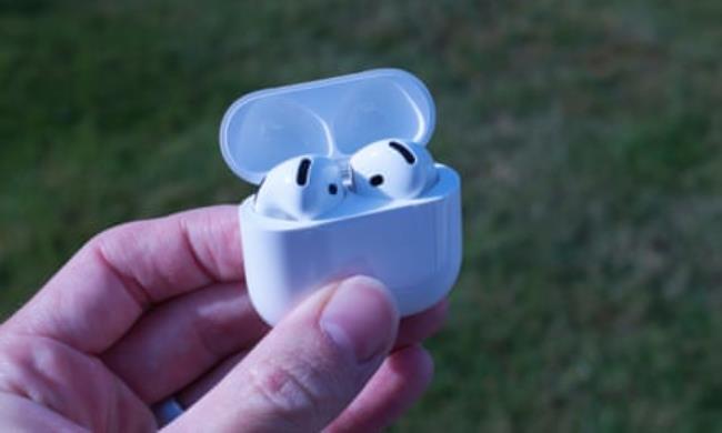 The Apple AirPods 4 in a case.