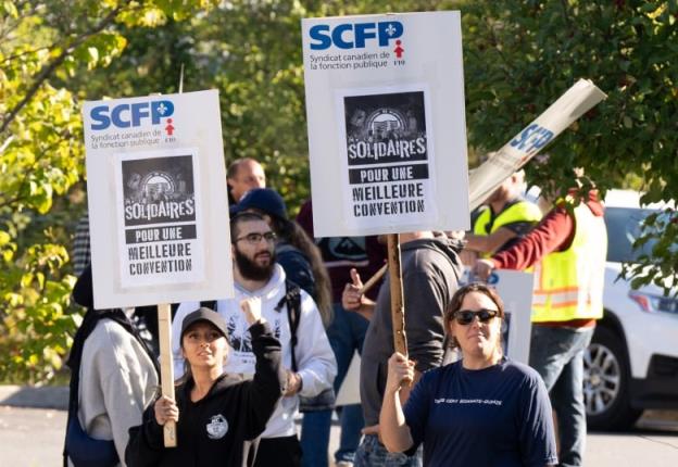 Port of Mo<em></em>ntreal lo<em></em>ngshore workers are seen striking. 