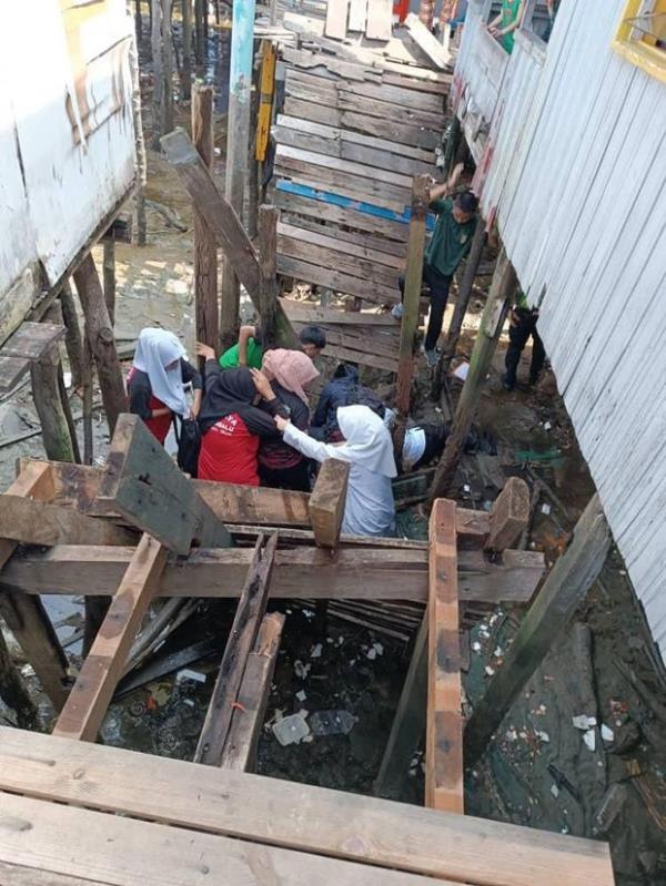 Teachers and students on the seabed after the bridge collapsed in Kampung Lok Kurai, Pulau Gaya.