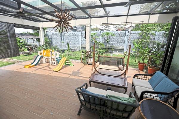 The spacious backyard that allows Nadia to do gardening while relaxing with her family on weekends.