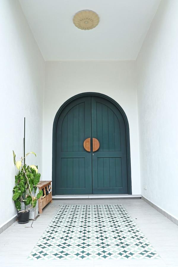 The green arched door greets visitors to Nadia’s home.