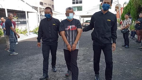 清真寺主席因天课欺诈调查被还押候审