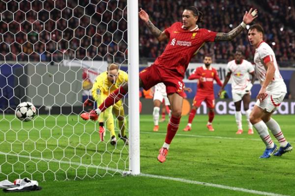 Darwin Nunez of Liverpool scores the first team goal during the UEFA Champions League 2024/25 League Phase MD3 match between RB Leipzig and Liverpool FC