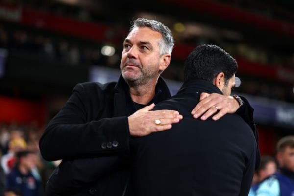 Marino Pusic, Manager of Shakhtar Do<em></em>netsk and Arsenal Manager Mikel Artetameet during a UEFA Champions League game