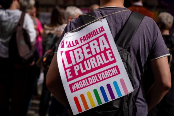 Alamy Live News. 2YARF09 October 15, 2024, Rome, Rm, Italy: Citizens, opposition politicians and homosexual couples' associations take part in the protest against the approval of the bill that will make surrogacy a universal crime for Italian citizens, even if performed in countries wher<em></em>e it is legal and regulated. ''Yes to the free and plural family'' reads the sign. (Credit Image: ? Marco Di Gianvito/ZUMA Press Wire) EDITORIAL USAGE ONLY! Not for Commercial USAGE! This is an Alamy Live News image and may not be part of your current Alamy deal . If you are unsure, please co<em></em>ntact our sales team to check.