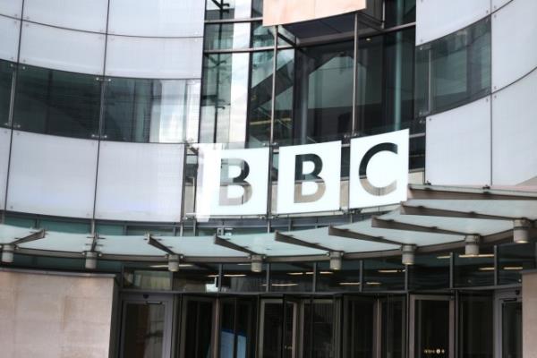 BBC logo on the side of a Lo<em></em>ndon office building