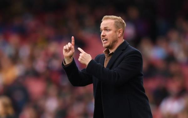 Jo<em></em>nas Eide<em></em>vall, Head Coach of Arsenal gives his team instructions during the Barclays Women's Super League match between Arsenal and Everton at Emirates Stadium