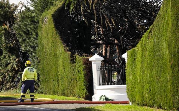 A hedge fire near Rangiora knocked out power to more than 100 homes in North Canterbury this afternoon.