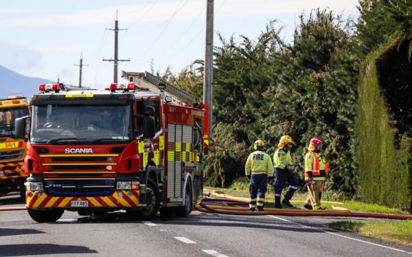 A hedge fire near Rangiora knocked out power to more than 100 homes in North Canterbury this afternoon.