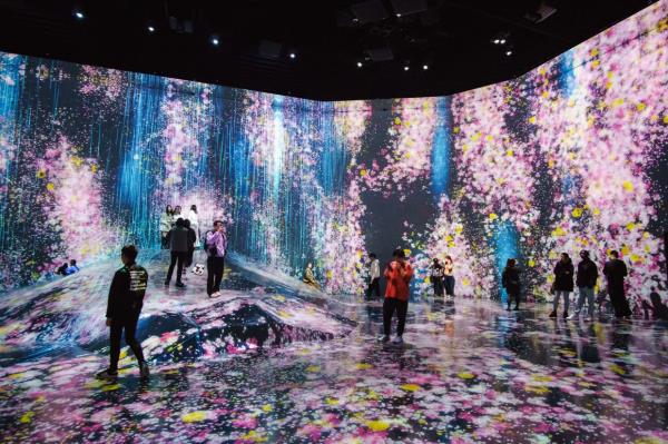 The artworks from the teamLab move freely through the rooms, expand and influence each other. And they react to movement. — Photo: Philipp Laage/dpa