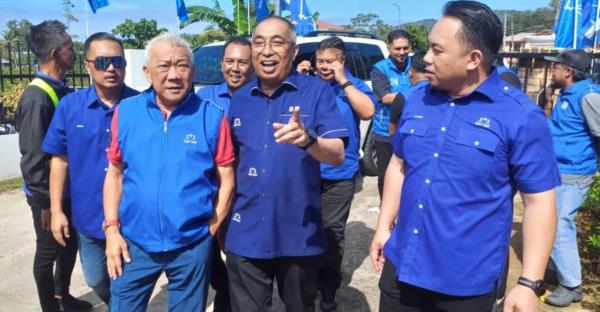 Usukan assemblyman Datuk Seri Salleh Tun Said (second right), who will be retained as candidate for the upcoming 17th state election, ushering Sabah Barisan Nasio<em></em>nal and Umno chief Datuk Seri Bung Moktar Radin upon arrival at the party’s Gerak 17 programme in Usukan, Kota Belud, on Sunday (Nov 10).