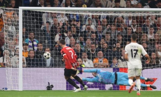 álvaro Morata beats the despairing dive of Madrid’s Andriy Lunin