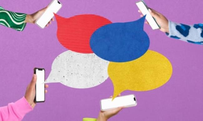 People holding smartpho<em></em>nes havin<em></em>g an o<em></em>nline conversation