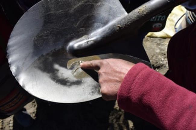 A finger indicates some residue in a spade