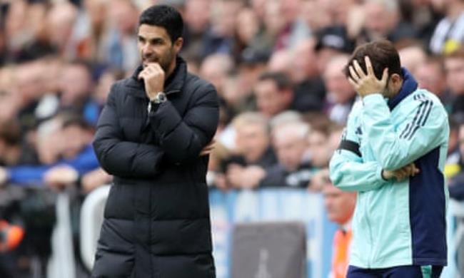 Mikel Arteta looks on from the touchline.