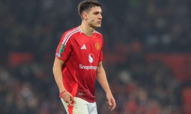 Manuel Ugarte in action for Manchester United