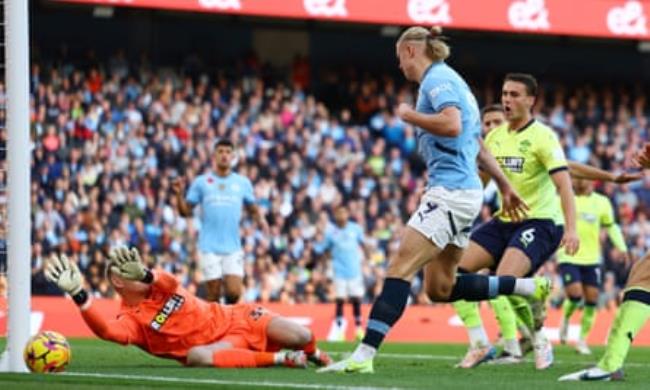 Erling Haaland misses from close range, one of a number of chances he squandered against Southampton.