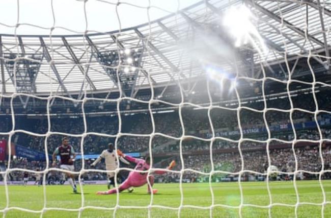 Nicolas Jackson scores Chelsea’s second goal at West Ham in September