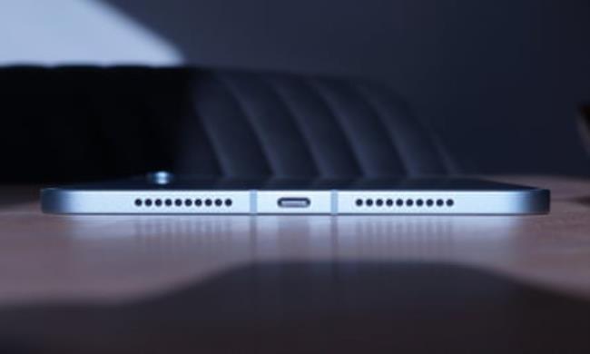 The USB-C port of the iPad mini A17 Pro.