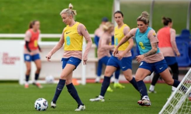 Leah Williamson trains with England at St George's Park