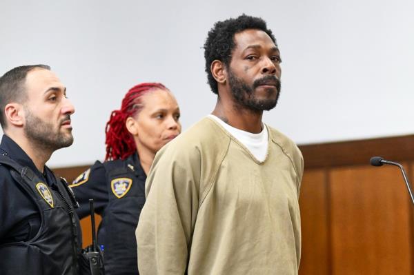 Jermaine Lo<em></em>ngmire in a jail uniform appearing in court for attempted rape of sunbather.