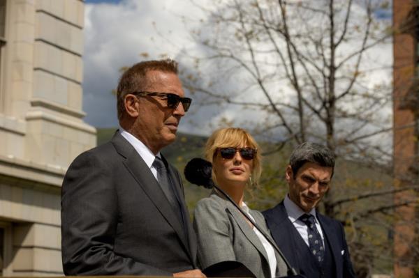 Kevin Costner, Kelly Reilly, and Wes Bentley in 